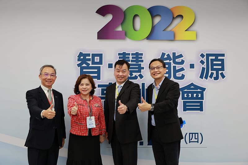 (左起)台灣松下電器(股)公司林淵傳總經理、泰國-台灣BDI科技學院張玲琴董事長、崑山科大李天祥校長、鐘俊顏副校長一同合影