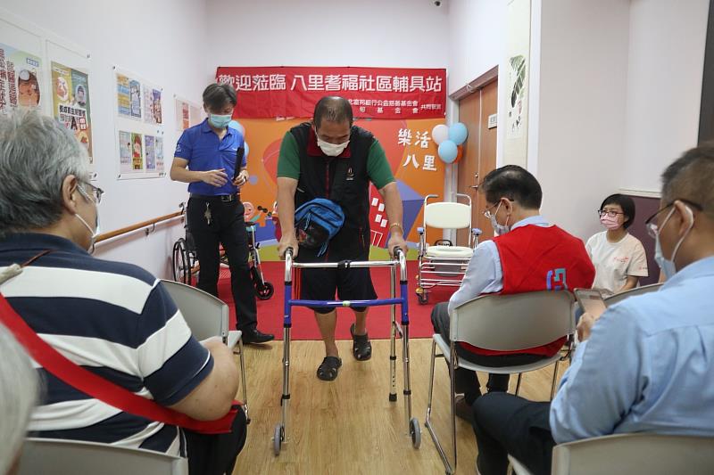 今(21)日 伊甸八里輔具舉辦捐贈儀式，職能治療師現場專業指導，幫助長輩學習正確使用輔具的方法。