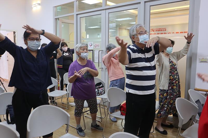 體適能老師帶領長輩跳健康操熱身，為伊甸八里輔具站捐贈儀式炒熱現場氣氛。