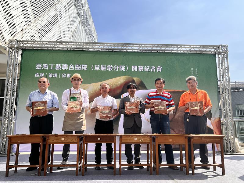 左起台灣文獻館張鴻銘館長、廖偉淇修復師、工藝中心張仁吉主任、國立臺灣藝術大學古物文物中心邵慶旺主任、南投縣文化資產學會梁志忠理事長及草屯朝清宮莊榮華監事共同參與老