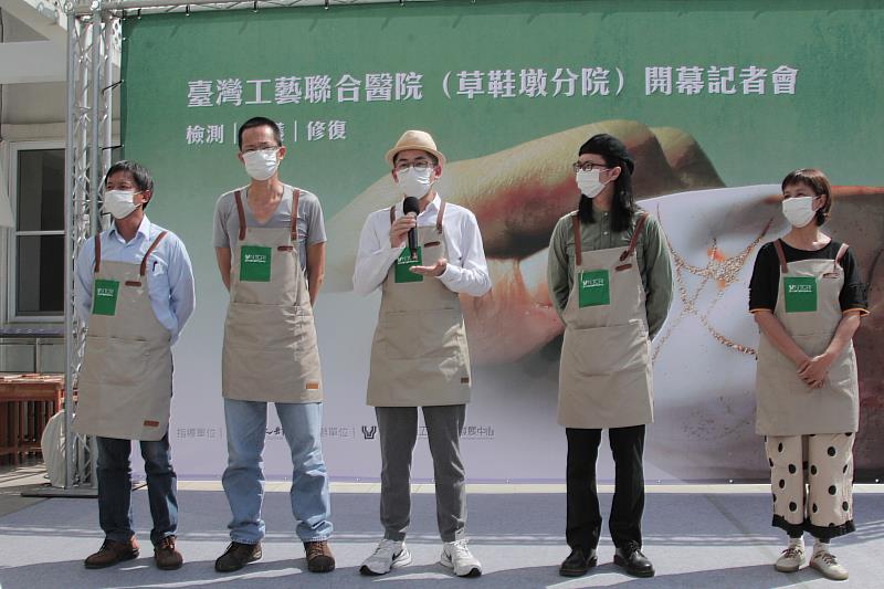 位於南投草屯臺灣工藝文化園區生活工藝館三樓的工藝修護門診，由左起葉璨榮、張璽元、廖偉淇、蔣昆原、陳宜妙5位修復師共同進駐。
