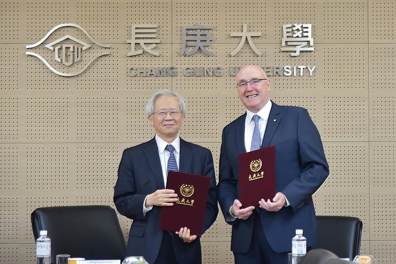 長庚大學湯明哲校長(圖左)與西雪梨大學校長Professor Barney Glover AO(圖右)代表兩校簽署合作備忘錄。