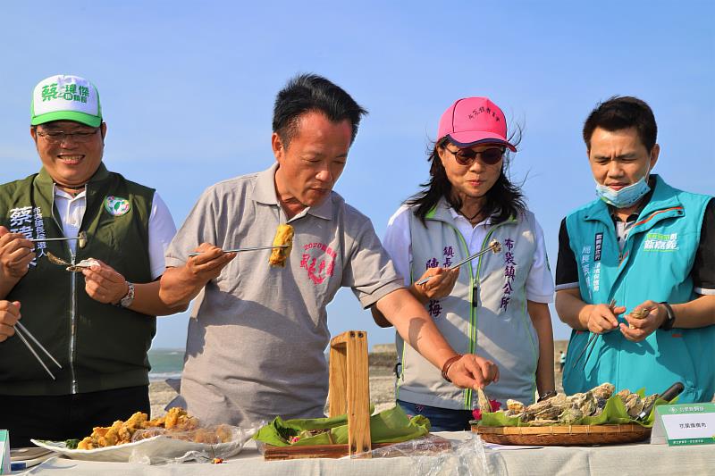 布袋小確幸沙灘秋季淨灘 認養團體協力清出2.2公噸蚵殼