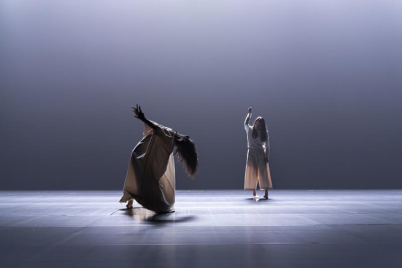 交織人生不同體驗與回憶，《與清醒夢》透過一幕幕的肢體舞蹈，呈現生命的張揚與美麗。 攝影：李欣哲。