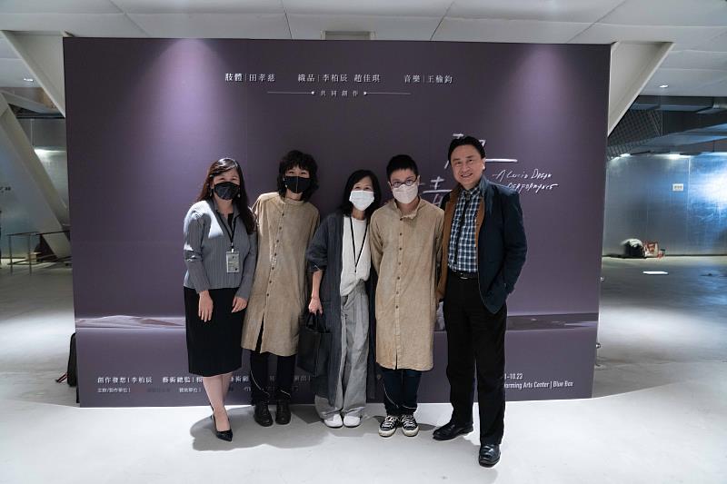 《與清醒夢》首演大獲成功，廣藝基金會執行長楊忠衡（右一）、廣藝基金會副執行長林霈蘭(左一)與主創李柏辰（右二）、趙佳琪（左二）合影紀念。 圖：廣藝基金會提供。