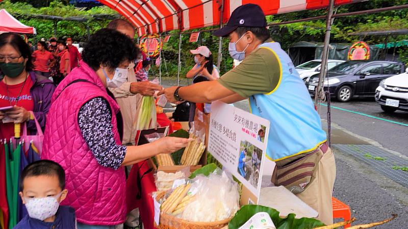 新北山藥展售會現場民眾購買山藥