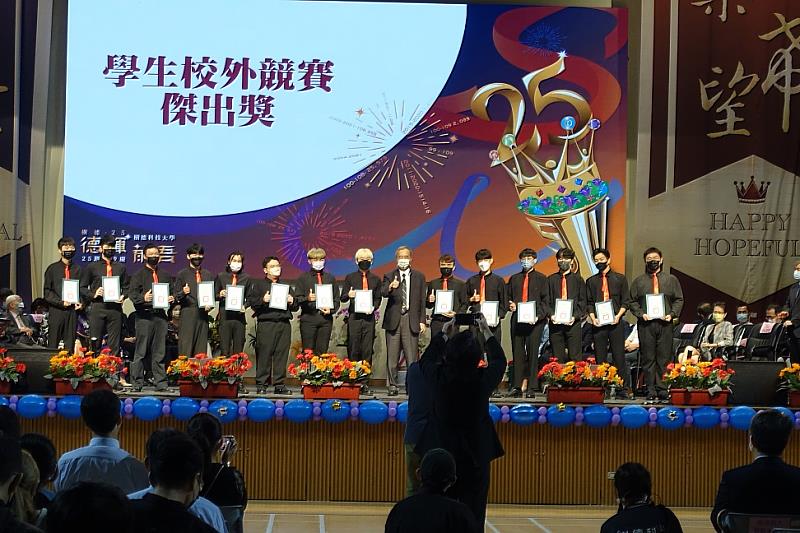 圖說三：吳泰昌總監頒發學生校外競賽傑出獎