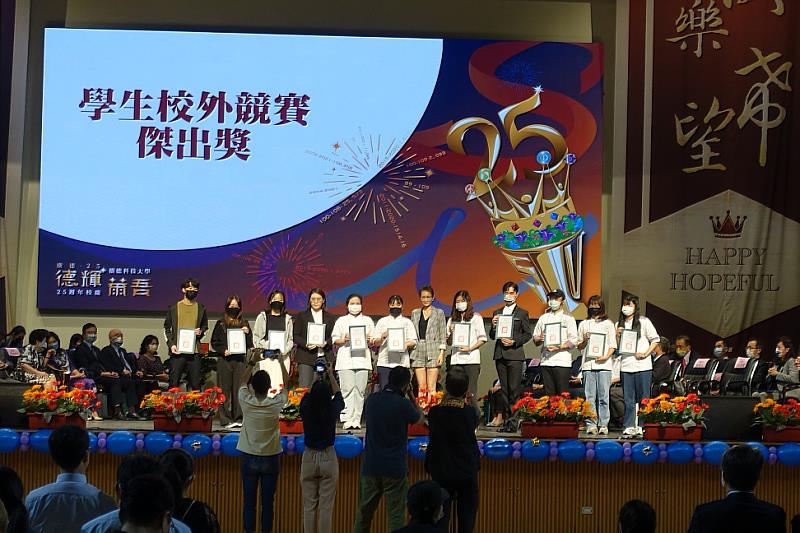 圖說四：陳佩汝顧問頒發學生校外競賽傑出獎