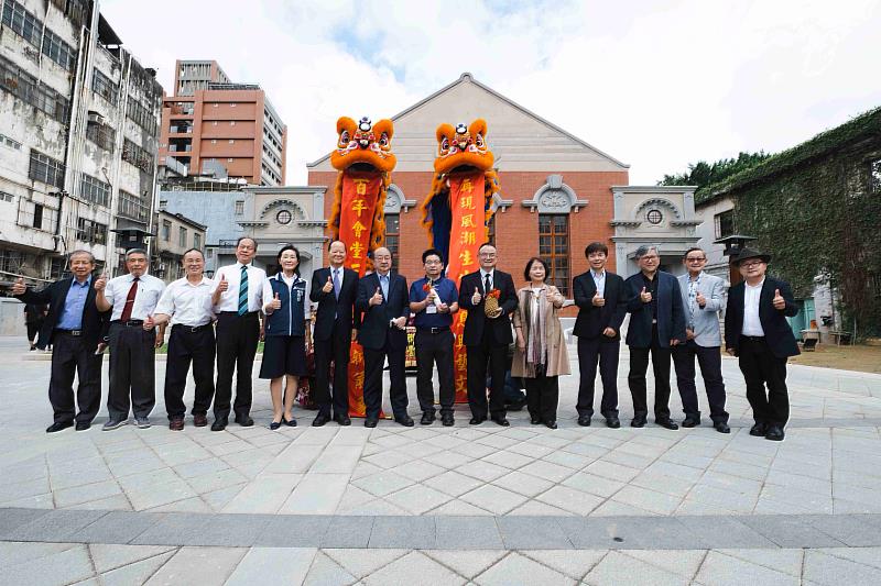與會來賓（左3建築師黃承令、左6起前臺灣省諮議會諮議長鄭永金、立法委員柯建銘、新竹生活美學館長葉于正、文化部政務次長蕭宗煌、前文建會主委翁金珠、文化部文化資源司長林宏義、國立臺灣美術館長廖仁義、藝術家林耀堂、謝嘉亨）與新竹聯豐龍獅戰鼓團前合影