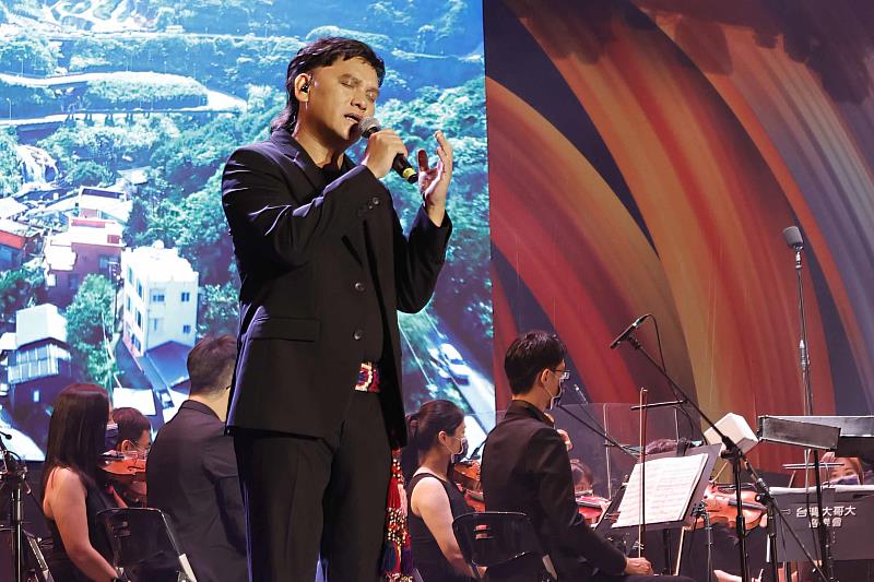 首次參加台灣大日月潭花火音樂會的金曲歌王桑布伊表示，疫後難得看到這麼多人團聚在一起，非常感動。