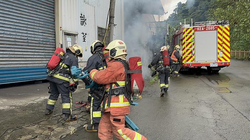 演練內容為模擬鐵皮工廠發生火警，救災車輛停放在壽山路上，救災人員佈置水線進入廠區，搶救過程發生無線電通訊不良，影響救災行動。消防大隊立即應用全國首創以4G與無線電訊號相互介接之無線數位整合系統強化無線電通訊，另再行部署攜帶式中繼台強化通訊死角靈活部署，確保救災通訊暢通，遂行搜救及滅火任務。