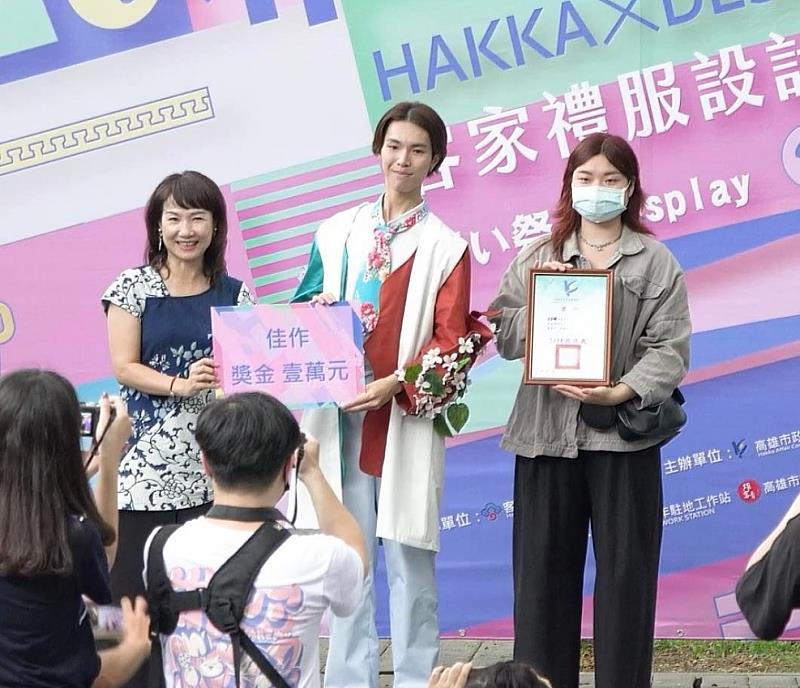 圖說三：《桐花愁》作品設計師王品樺同學(右)與模特兒台上領獎