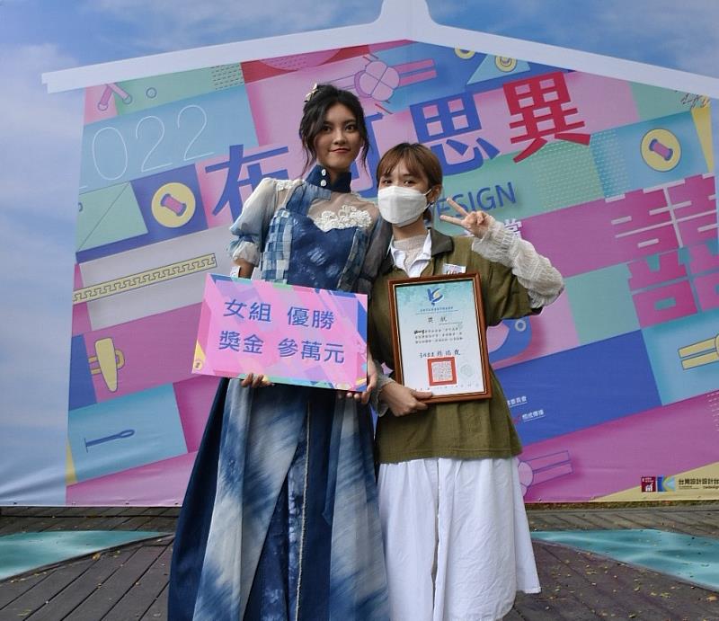 圖說二：《禧客》作品設計師趙妍婷同學(右)與模特兒