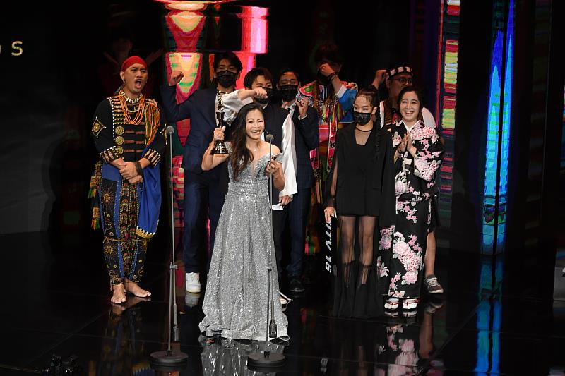 《Kakudan時光機》製作人恩樂‧拉儒亂(E leng)率領團隊上台領獎-三立電視畫面提供