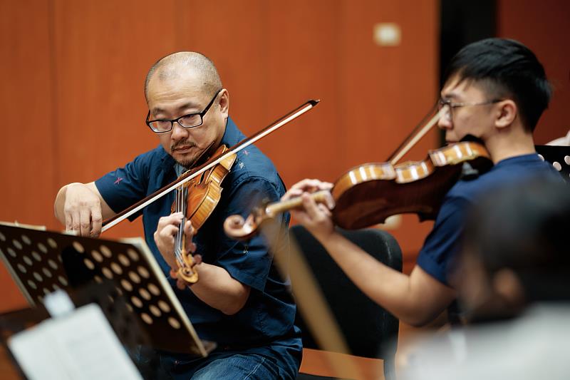 (左)NSO前首席吳庭毓，與青年音樂學子組絃樂室內樂團，進行排練