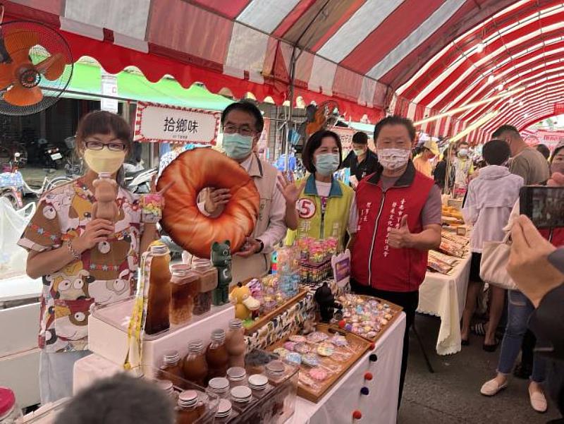 2022鵝香下營嘉年華活動,台南市長黃偉哲到各攤位業者致意。