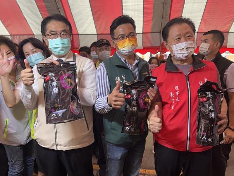 2022鵝香下營嘉年華活動,台南市長黃偉哲到各攤位業者致意。