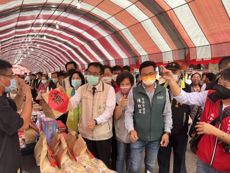 2022鵝香下營嘉年華活動,台南市長黃偉哲到各攤位業者致意。