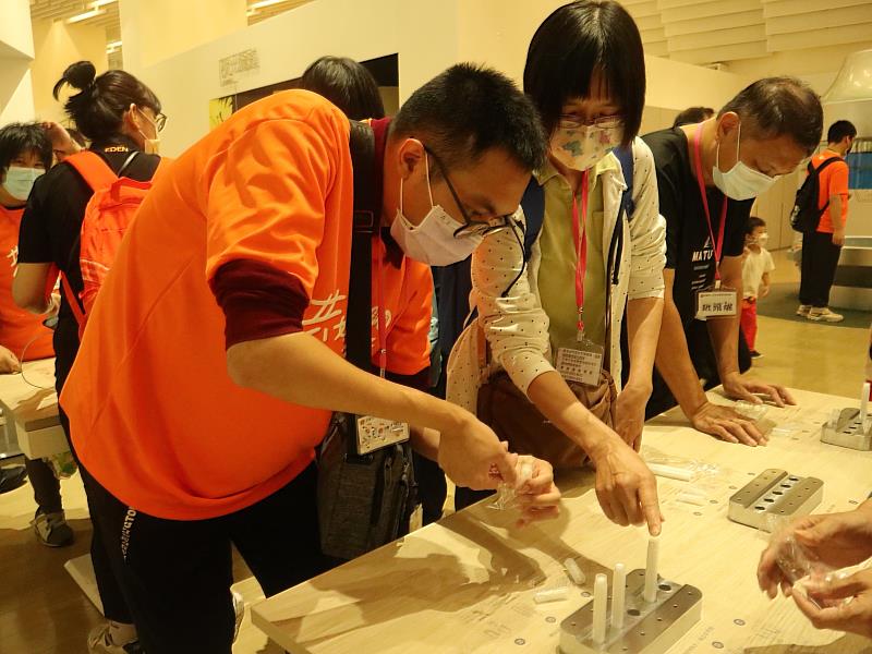 南興小作所的小宇與媽媽參與親子旅遊，透過手作體驗，不僅展現復健成果，也在玩樂中學習。