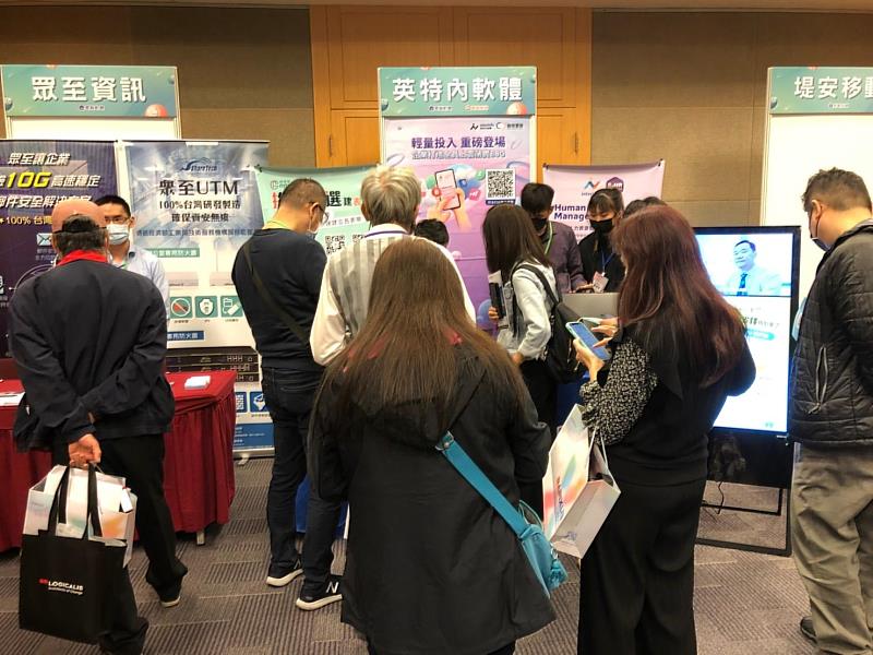 2022創新資訊應用展示暨研討會-現場與會者與廠商互動熱絡