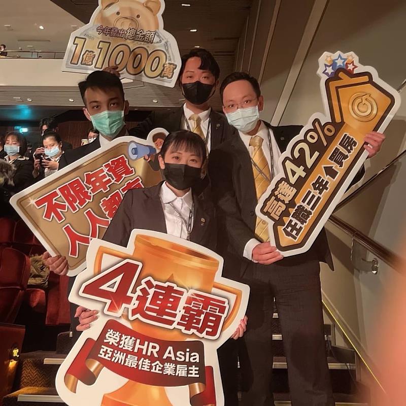 講求團隊合作是永慶房屋的企業文化，每位新人除了擁有專屬師父，遇到問題學長姐也會主動協助，在永慶當房仲一點都不孤單。圖/永慶房屋提供