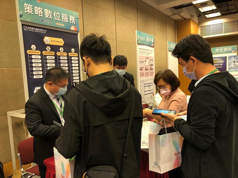 2022創新資訊應用展示暨研討會-現場廠商仔細介紹服務內容