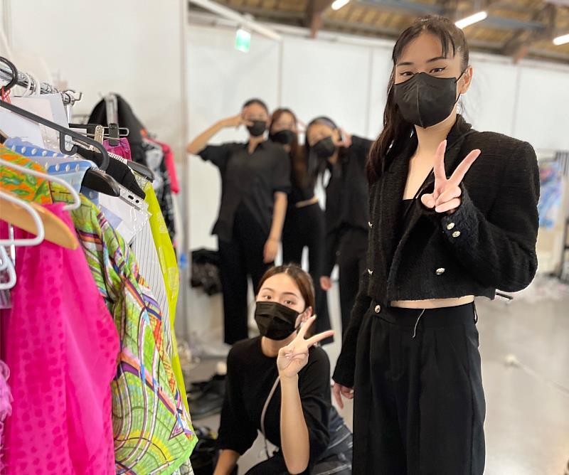 時尚學程學生擔任「2022台北時裝週SS23」後場Dresser