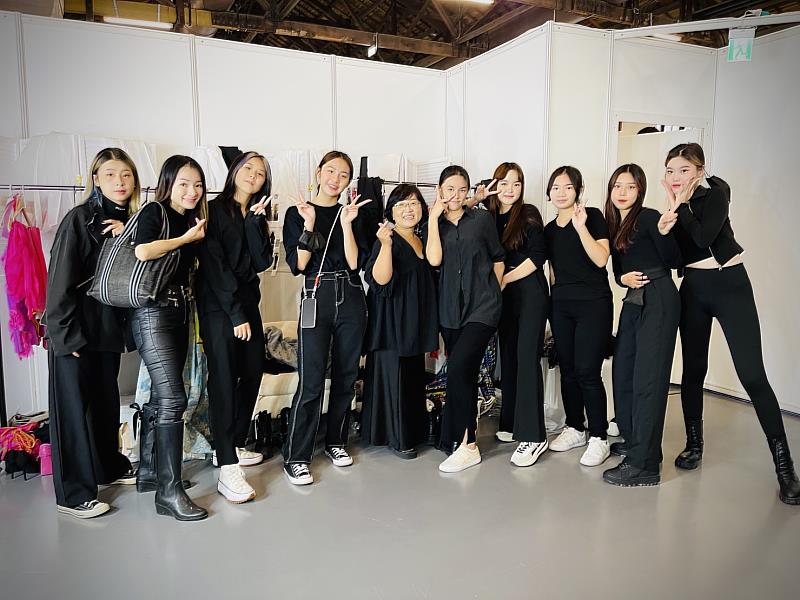 時尚學程同學負責「2022台北時裝週SS23」後場Dresser，(左5)為時尚學程陳怡君主任