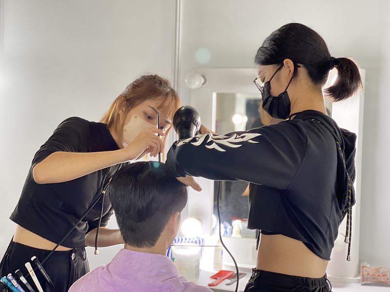 時尚學程師生為現場模特打理妝髮