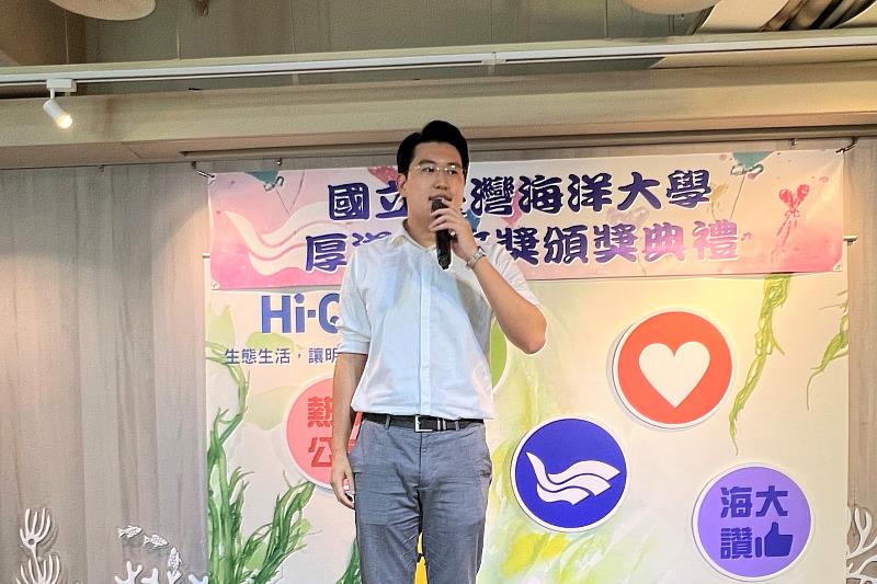 前學生會長張以承代表獲獎同學感謝中華海洋生技與校友總會鼓勵學生參與公益的機會