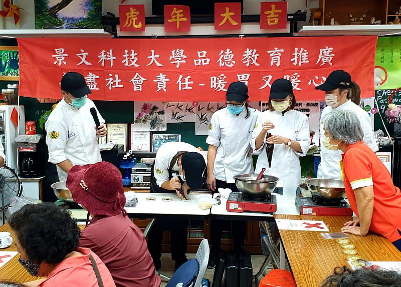 景文科大舉辦青銀共學巧克力體驗暨生日慶生餐會活動，帶銀髮老人們製作蒙地安巧克力。