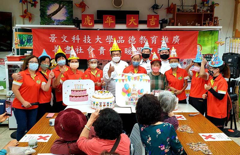 景文科大舉辦青銀共學巧克力體驗暨生日慶生餐會活動，帶銀髮老人們製作蒙地安巧克力。
