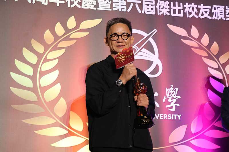 圖三：曹瑞原屢獲金鐘肯定，更獲得母校頒發傑出校友，認為世新人很韌性