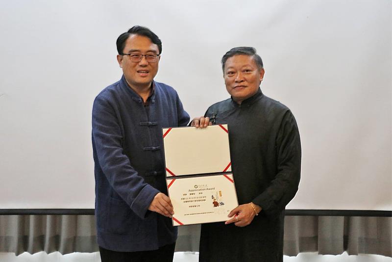 陳復院長頒發感謝狀給龔鵬程教授。