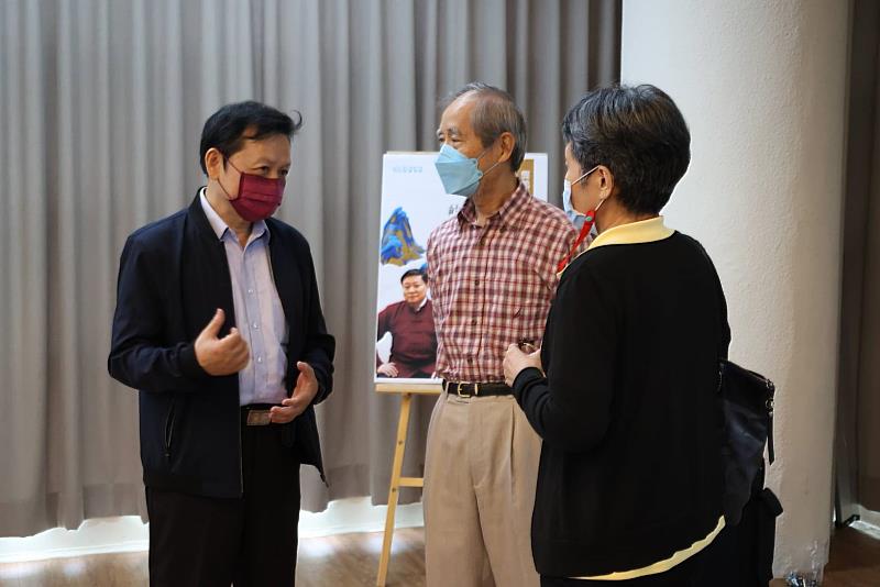 林信鋒副校長與理工學院前院長林志彪教授、張次玄女士在會後交談。