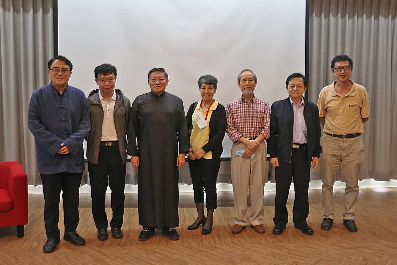 龔鵬程教授與嘉賓合影留念（左起：陳復院長、吳冠宏院長、龔鵬程教授、張次玄女士、林志彪前院長、林信鋒副校長、張伯浩教授）。