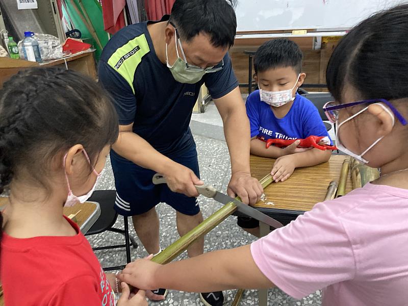 竹崎車站打卡新景點  裝置藝術「竹雨嬉遊」亮相-4