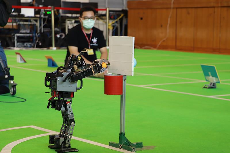 國際智慧機器人運動大賽 (International Intelligent RoboSports Cup) 今年開始仿效國際FIRA組織分成Pro(大專組)與Youth(高中職組)，參賽學校超過30個。圖為機器人投籃項目，全自主的從蹲下、拿球、投球，必須一氣呵成，才算過關。