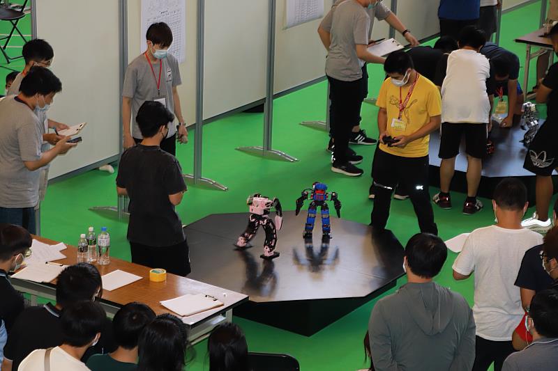 由教育部委託國立高雄科技大學主辦的國際智慧機器人運動大賽 (International Intelligent RoboSports Cup)，舉辦至今超過十年，已營造全國團隊出國參加國際機器人競賽風潮，累計訓練超過千名選手。圖為機器人格鬥賽現場相當刺激，不少觀眾圍觀。