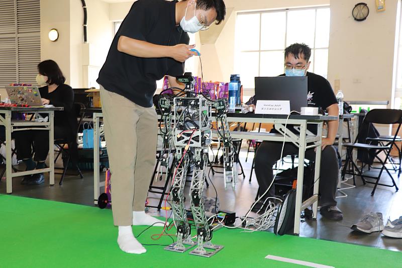 目前國內大型人形機器人僅台師大和高科大有能量製作。圖為高科大團隊所製作的大型人形機器人。