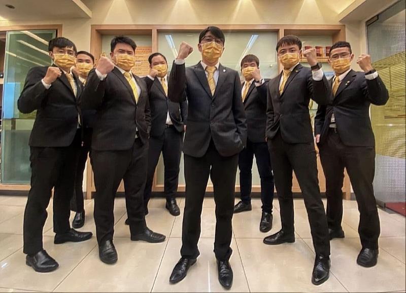 永慶的一對一師徒制，由學長姊從旁指導業務新人，讓褚金鑫(右二)在轉職後能快速上手業務工作。圖/永慶房屋提供