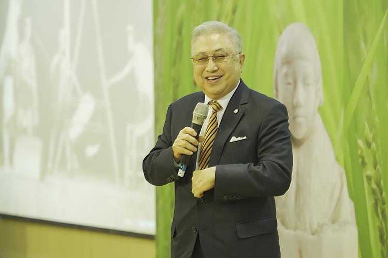 王道銀行榮譽董事長暨王道銀行教育基金會董事長駱錦明致詞。攝影：黃宏錡 20221025。