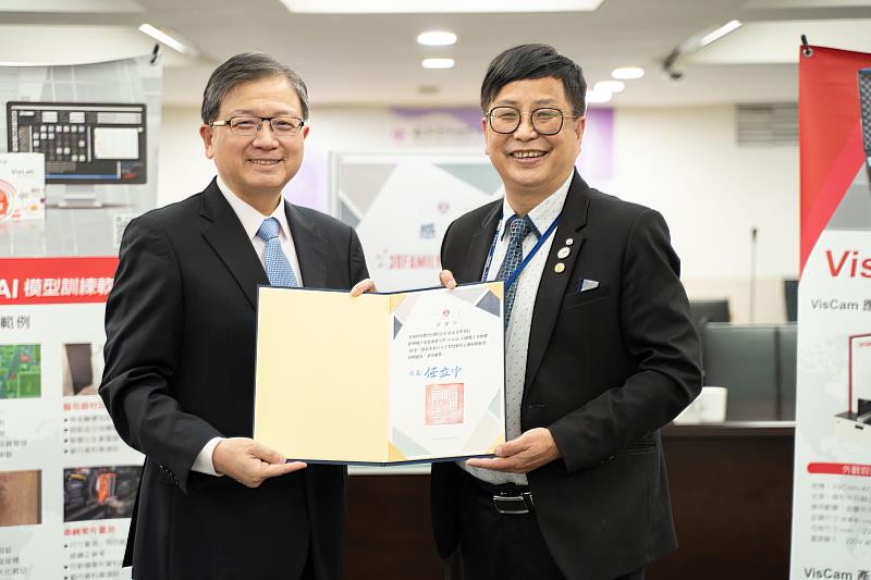 北商大任立中校長(左)代表學校致贈感謝狀予智泰科技許志青董事長。