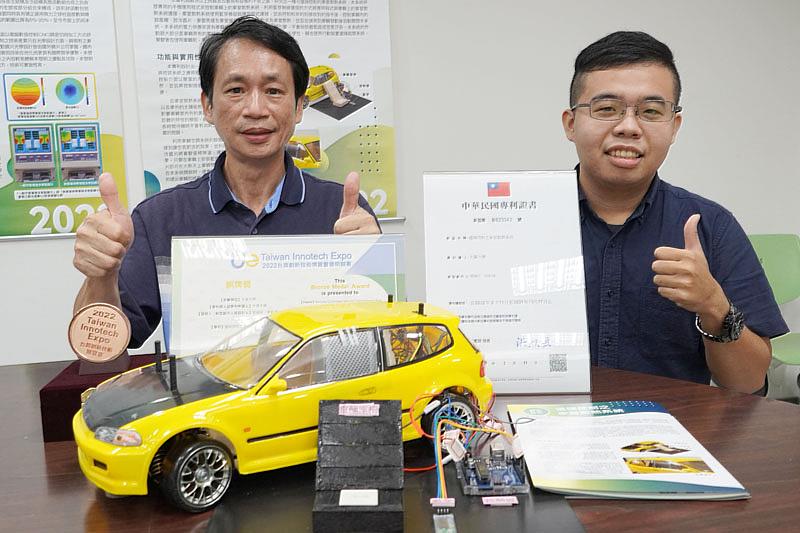 大葉大學機械系張舜長教授(左)與大四生林鈺淳(右)，開發車室散熱系統，榮獲創博會銅獎
