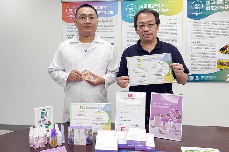 大葉大學育成中心吳建一主任(右)帶領研究生與台香種苗合作，開發百香果花萃取技術，榮獲創博會銅獎