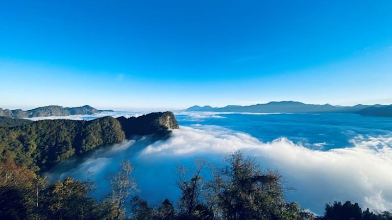 日出後對高岳旁雲海蒸騰