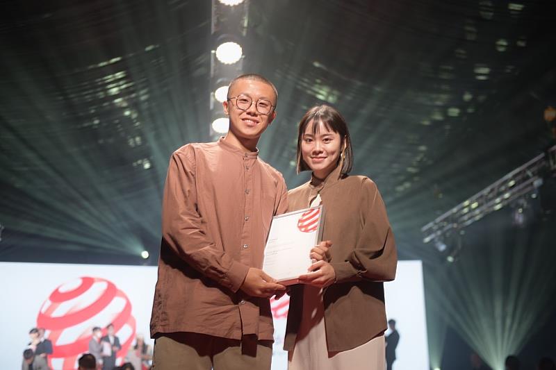 林浚宏(左)與吳明娟(右)出席新加坡紅點設計博物館風頒獎典禮