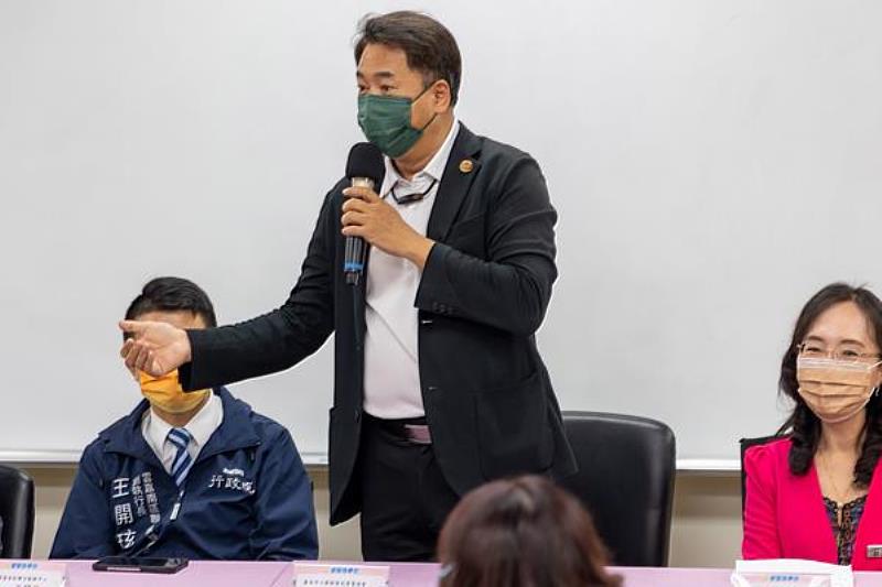臺南市工商發展投資策進會陳宗明副總幹事於老闆娘學院開訓典禮中致詞。