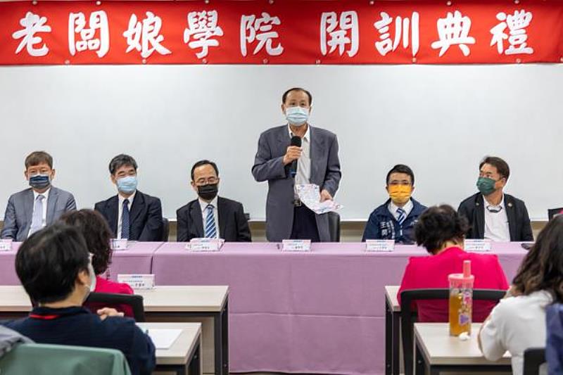 南臺科大校長盧燈茂於老闆娘學院開訓典禮中致詞。