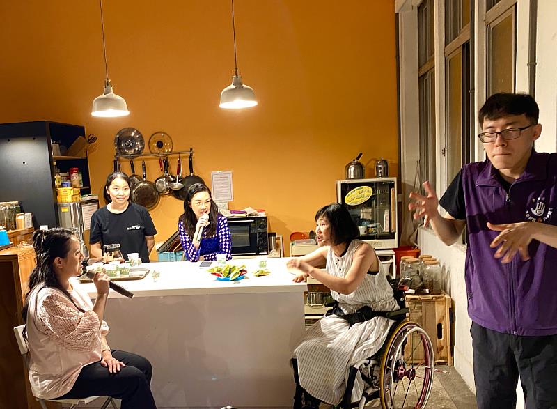 《廚房悄悄話》這齣談女性平權的小戲，透過四個女生的廚房私密談話，將女性及障礙女性為家庭付出與社會附加的壓力娓娓道來，還適時提問與觀眾互動對話。手語翻譯不僅傳達語言意義，也透過表情讓觀眾感受語言的情緒。（香巴拉劇坊提供）